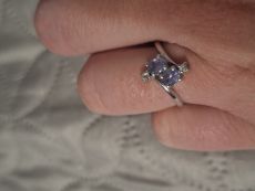 Srebrny pierścionek z tanzanitami i białymi szafirami Srebrny pierścionek z tanzanitami i białymi szafirami