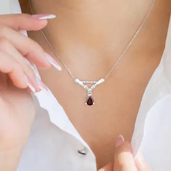 Srebrna zawieszka z granatem i kryształami górskimi