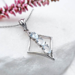 Srebrna zawieszka z topazami niebieskimi Łańcuszek damski
