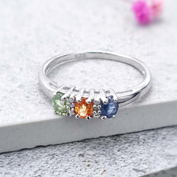 Pierścionek z kolorowymi szafirami i kryształami górskimi