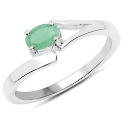 Delikatny pierścionek dla dziewczyny ze szmaragdem