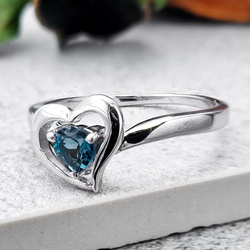 Srebrny pierścionek serce z topazem London Blue