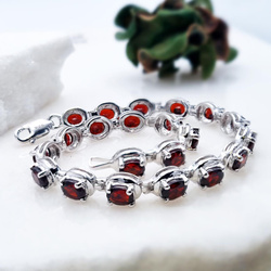 Srebrna bransoletka czerwona z granatami naturalnymi