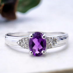 Srebrny pierścionek dla dziewczyny z ametystem i diamentami