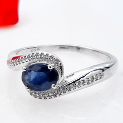 Pierścionek zaręczynowy z szafirem i kryształem górskim