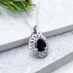 Srebrny wisiorek z granatem