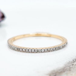Złoty pierścionek z 58 białymi diamentami 0,17 ct
