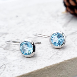Kolczyki srebrne wiszące z topazem niebieskim