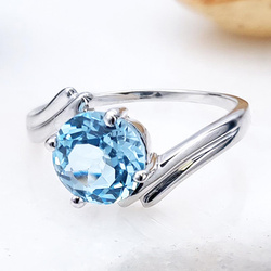 Srebrny pierścionek z dużym kamieniem topazem niebieskim