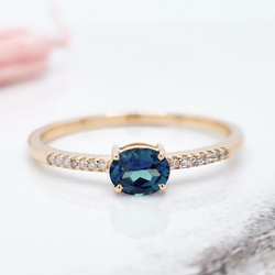 Złoty pierścionek z topazem London blue i diamentami