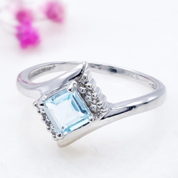 Pierścionek srebrny z topazem i kryształami górskimi