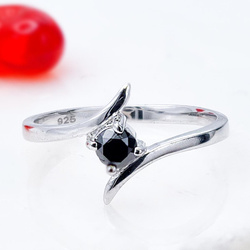 Zaręczynowy pierścionek z czarnym oczkiem diamentem naturalnym