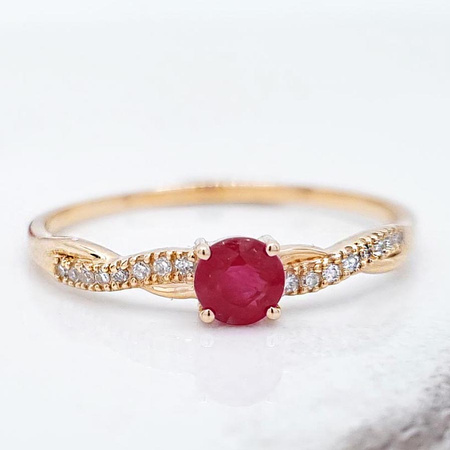 Złoty pierścionek z naturalnym rubinem i 16 diamentami