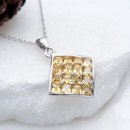 Srebrny łańcuszek damski z zawieszką kwadrat z cytrynami