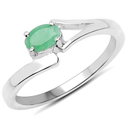 Delikatny pierścionek dla dziewczyny ze szmaragdem