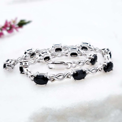 Bransoletka srebrna damska z szafirami czarnymi