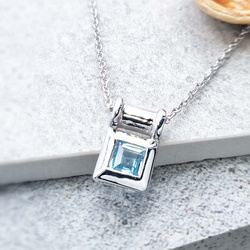 Srebrny łańcuszek z zawieszką kwadrat z topazem niebieskim