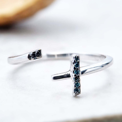 Srebrny pierścionek z 7 diamentami niebieskimi