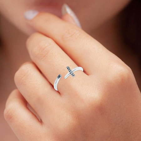 Srebrny pierścionek z 7 diamentami niebieskimi