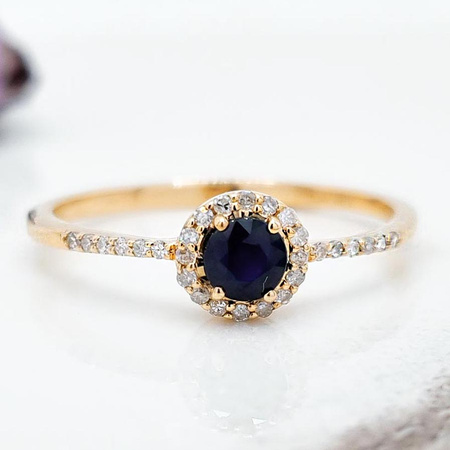 Złoty pierścionek z naturalnym szafirem i 28 diamentami