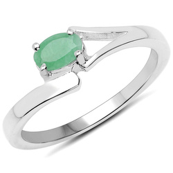 Delikatny pierścionek dla dziewczyny ze szmaragdem