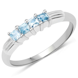 Delikatny pierścionek srebrny z topazami niebieskimi