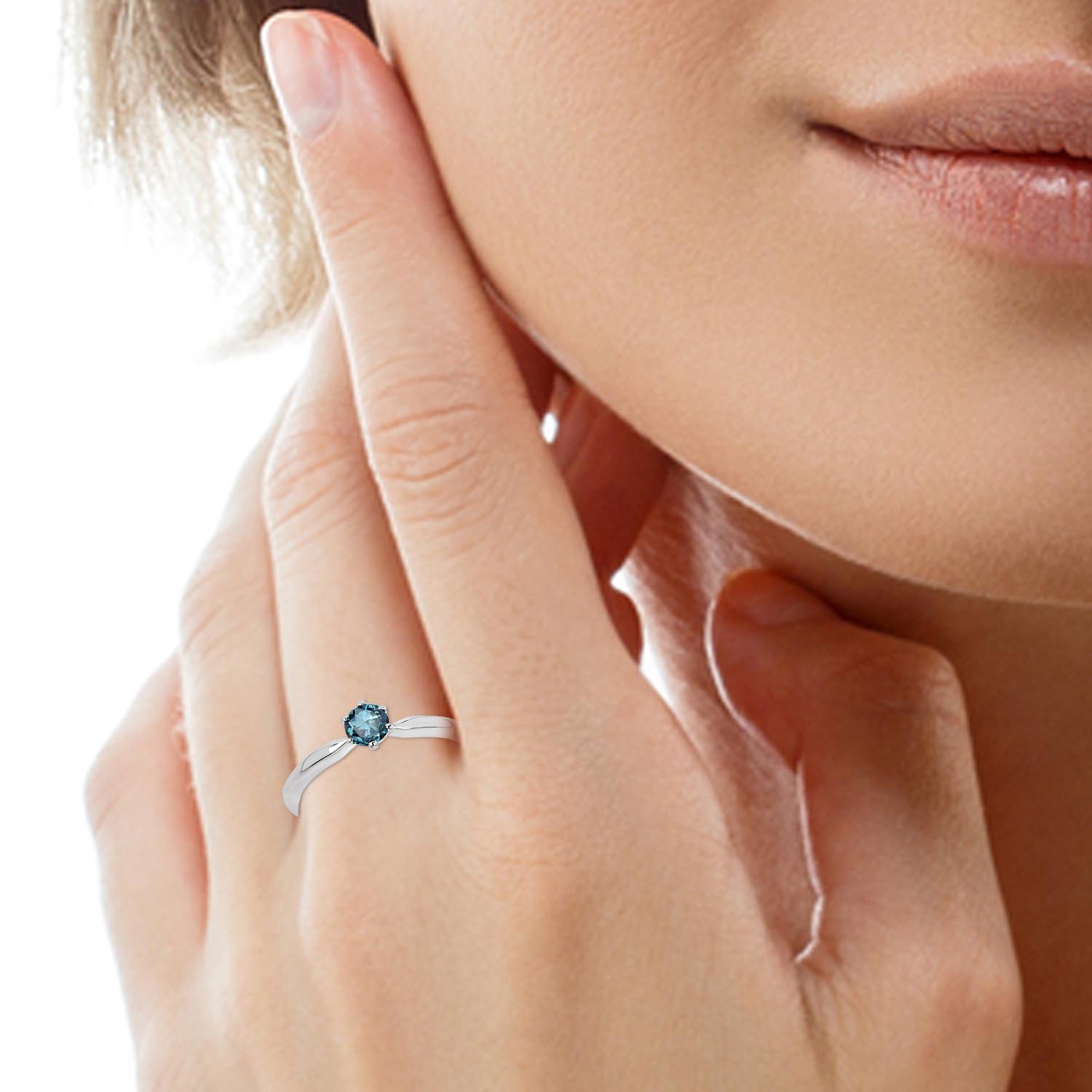 Delikatny pierścionek zaręczynowy z diamentem niebieskim